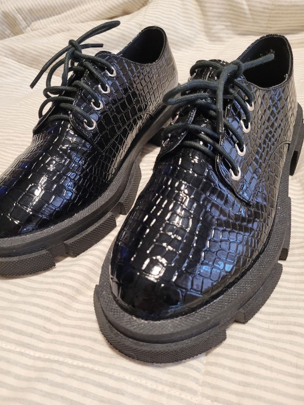 Raid Chunky Patent Croc-Embossed Lace-Up Oxfords in Black